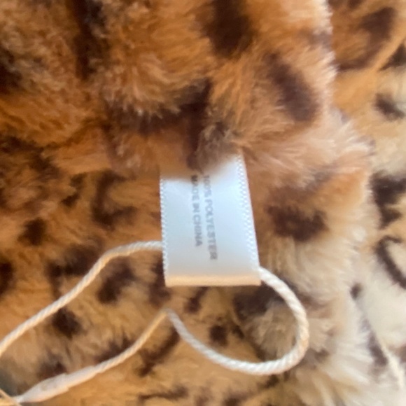 Scarf, Snow Leopard print Infinity Scarf Faux Fur NWT - Picture 2 of 6